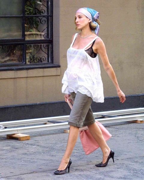 10 Carrie Bradshaw Outfits That Revive Her Chaotic-Chic '90s Style