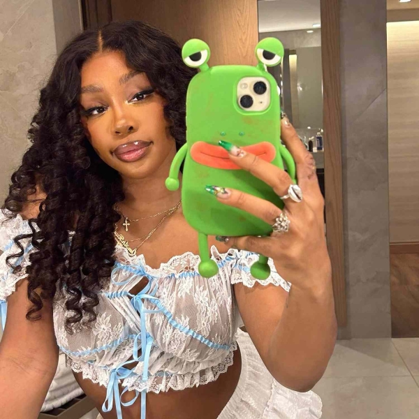 SZA's Green French Manicure Includes Cool Chrome details