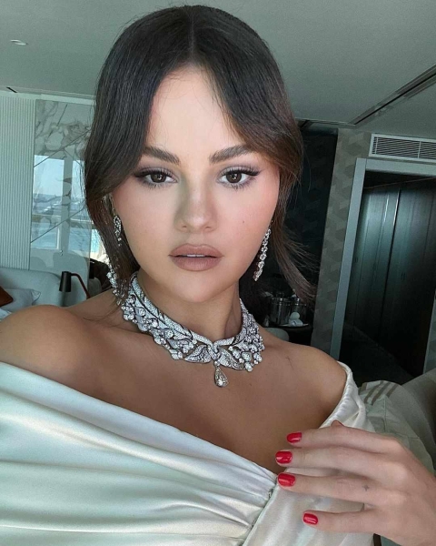 Selena Gomez's Classic Red Manicure Is Summer Perfection