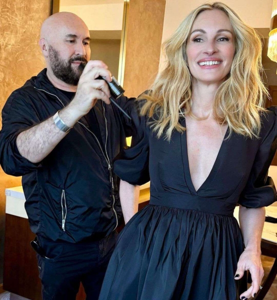 Julia Roberts Just Went Bright Blonde For Summer