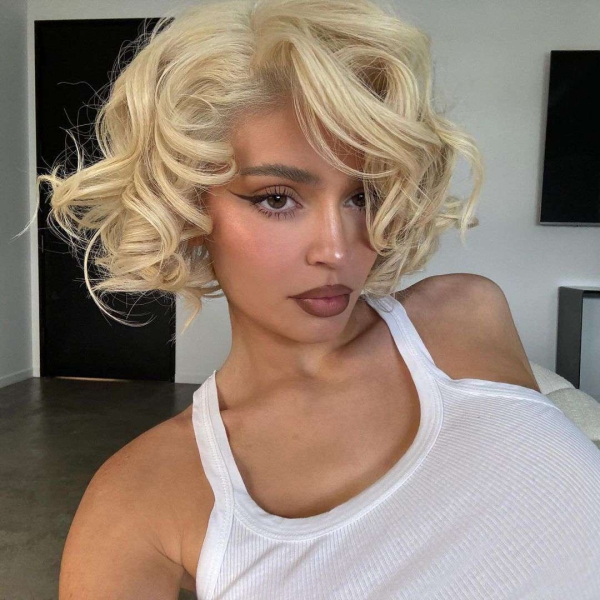 Kylie Jenner Just Tried a Platinum Marilyn Monroe-Inspired Micro Bob