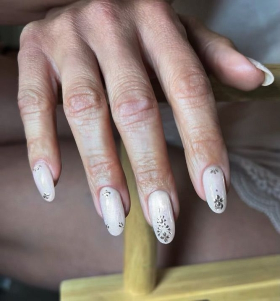 Jennifer Lopez Wore a Pearly Manicure to Her Bridgerton-Themed Birthday Party