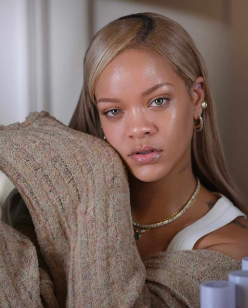 Rihanna's Minimal Manicure Matches Her Barely-There Makeup