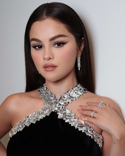 We're Adding Selena Gomez's "Apricot Satin" Emmys Manicure to Our Fall Mood Board